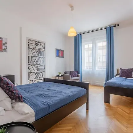 Apartman Away From In The Center